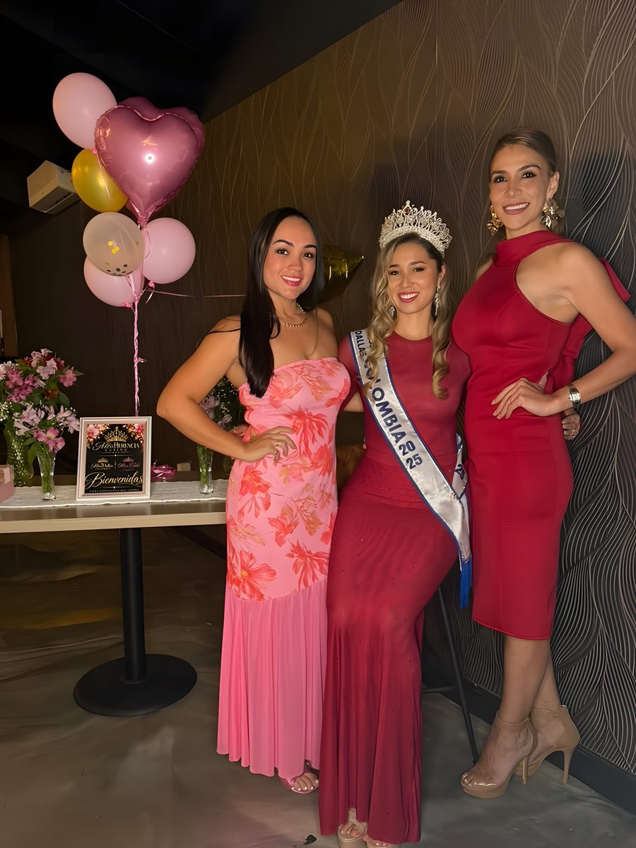 La reina 2025 posa con dos invitadas en un evento con globos rosados