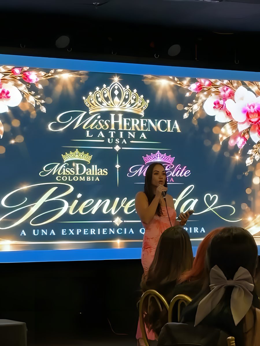 Una candidata habla al público frente a la pantalla de bienvenida de Miss Herencia Latina USA