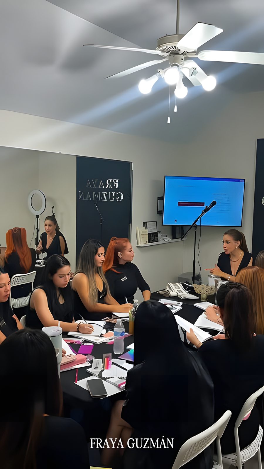 Candidatas toman notas durante un entrenamiento alrededor de una mesa